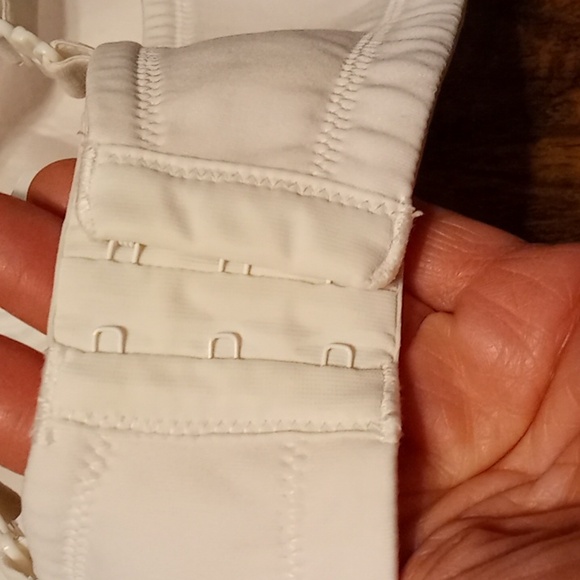 Like New White Vanity Fair 40D Lightly padded Wirefree Bra - Picture 9 of 10